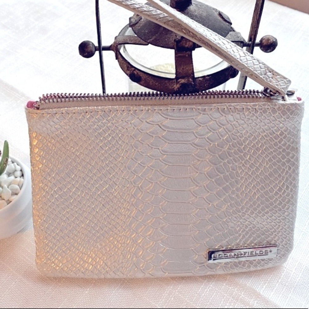 Rodan fields wristlet silver coloured​​​​​​​​​​​​​​